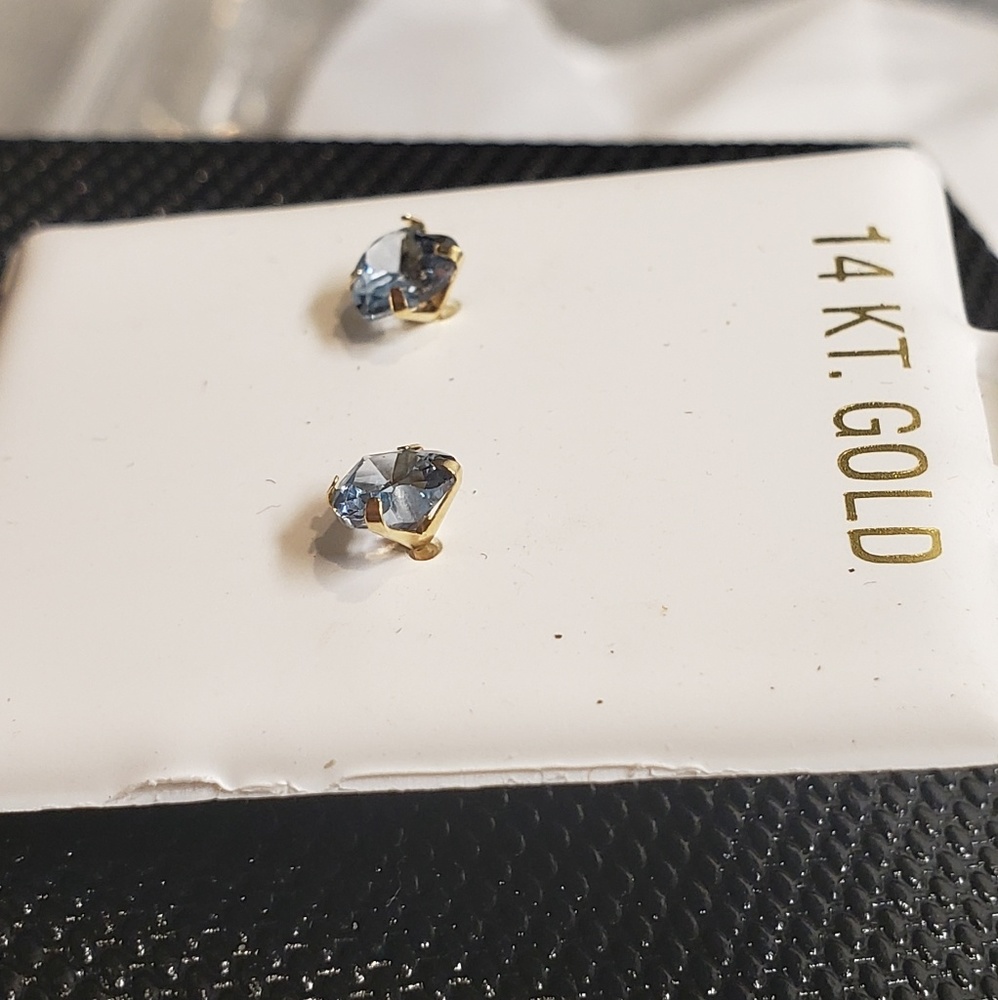 14kt Gold Studs - image 3